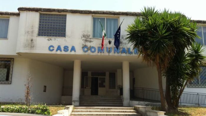 cellole bottiglia incendiaria lanciata nella sala consiliare