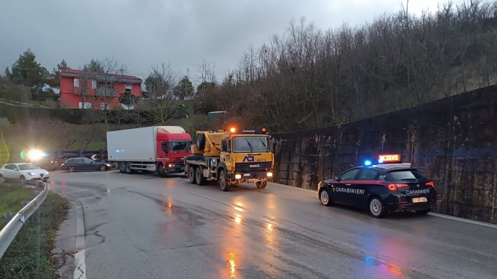 perde il controllo del mezzo e finisce nella corsia opposta incidente ad ariano