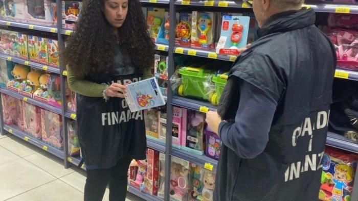 giocattoli illegali maxi sequestro in un negozio cinese di torrette