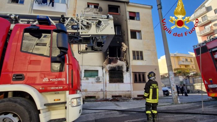 paura ad eboli incendio in una palazzina 5 feriti grave un anziana