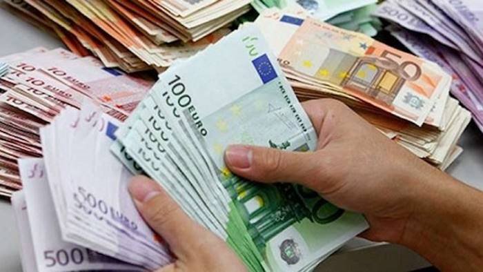 trova soldi per strada li consegna ai carabinieri esempio di questo natale