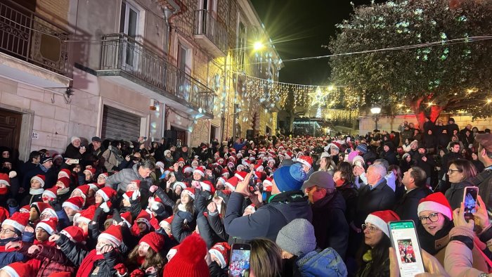500 voci bianche sulla storica scalinata di piazza neviera ed e subito incanto