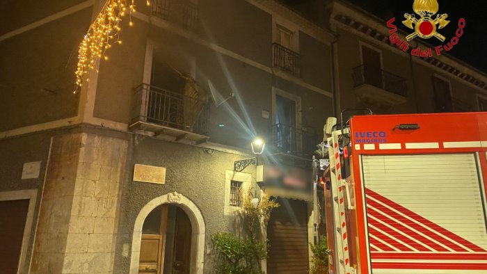 vanno dai parenti per festeggiare il natale tornano e trovano la casa in fiamme