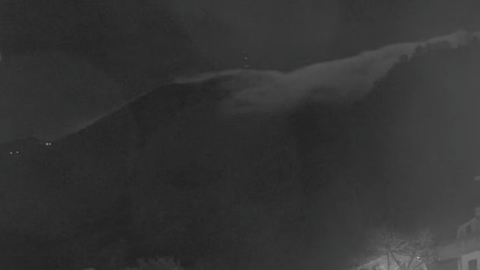 cascata di nubi nella notte di natale spettacolo sul partenio