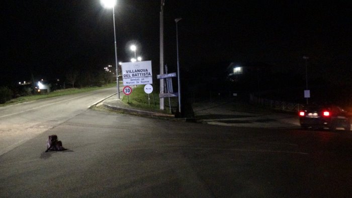 sfondano una finestra entrano in un abitazione ma non trovano nulla e vanno via