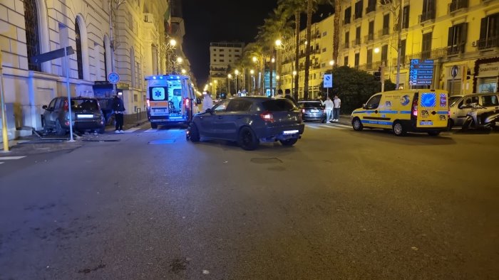 incidente nella notte a salerno scontro fra auto all incrocio di via roma