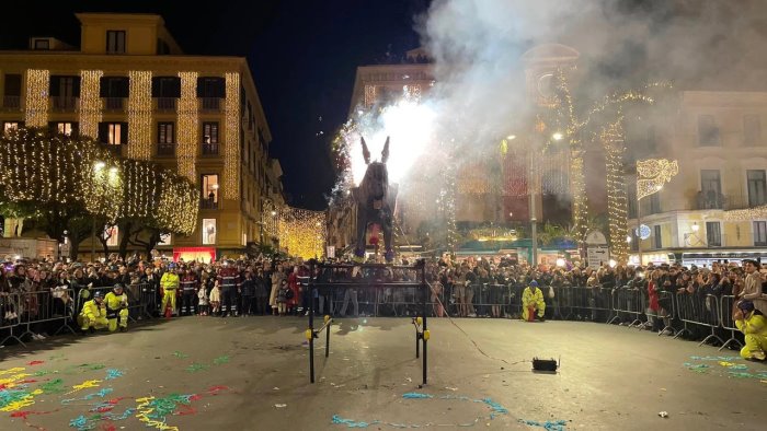 a sorrento il capodanno tra ciuccio di fuoco spettacoli cinema e musica