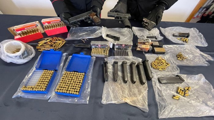 san giorgio a cremano un arsenale di armi sul tetto di una palazzina