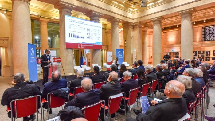 svimez sud schiacciato da lavoro povero ed emigrazione giovanile