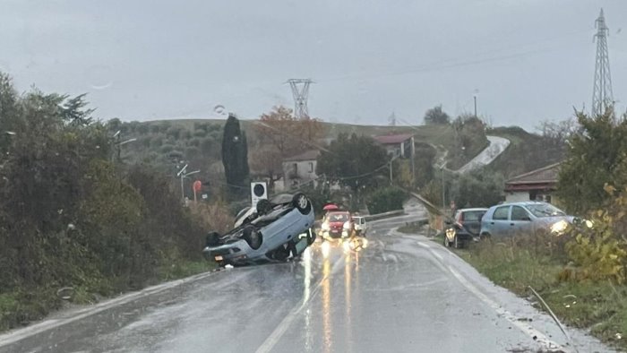 flumeri perde il controllo dell auto e si ribalta estratta da un abitante