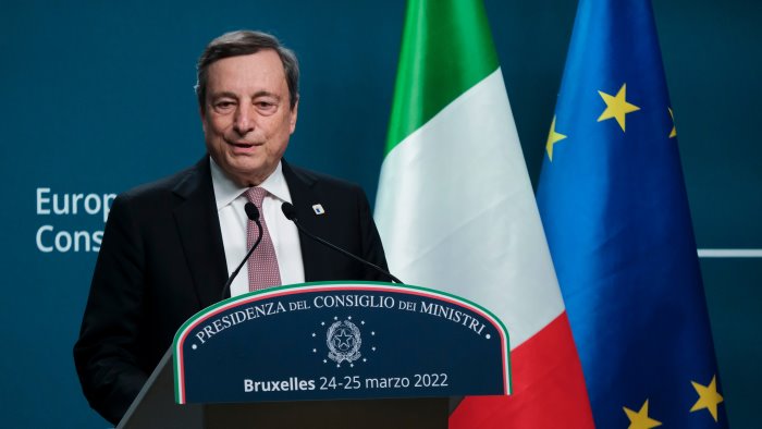 macron propone draghi come presidente della commissione per salvare l europa