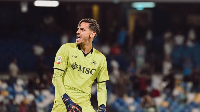 il napoli soffre ma vince a genova azzurri momentaneamente primi