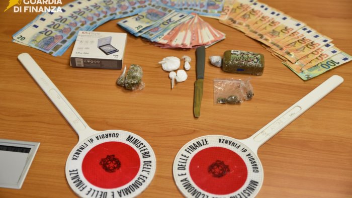 cocaina e hashish in auto preso pusher al casello dell a16 di grottaminarda