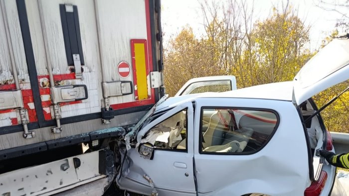 fiat 600 contro un camion lungo la statale 87 pensionata in codice rosso foto