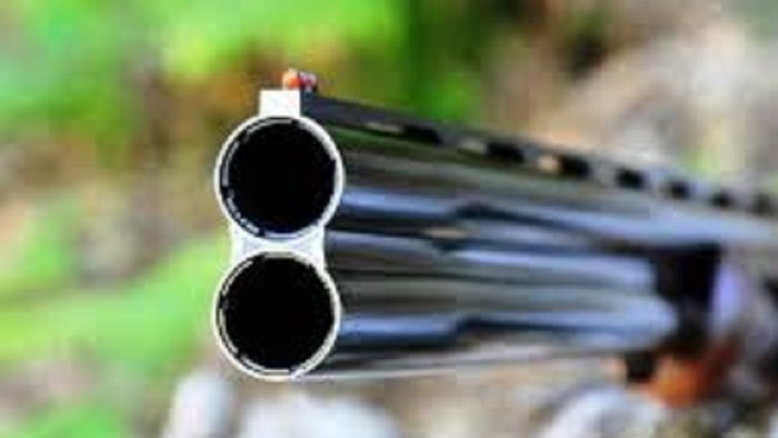 dose di cocaina per 60 euro e quella borsa con fucile a canne mozze e munizioni