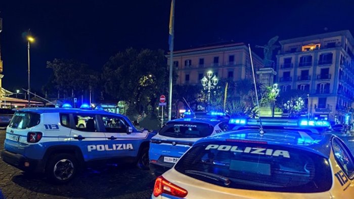castellammare di stabia tenta di rapinare una tabaccheria arrestato