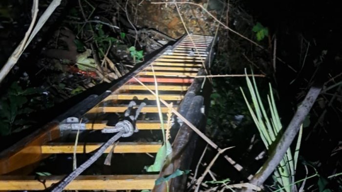 anziano precipita in un dirupo profondo 8 metri salvato dai vigili del fuoco