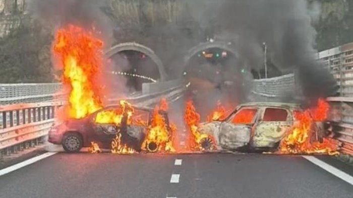assalto al portavalori sull a2 colpo da due milioni tra chiodi auto in fiamme