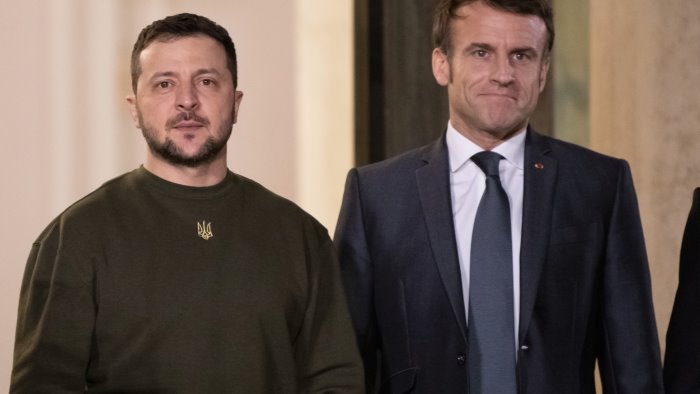 zelensky a parigi vede macron e si collega con i leader ue