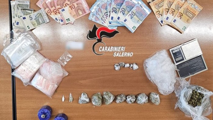 scafati sorpreso in casa con droga e bombe carta arrestato 31enne