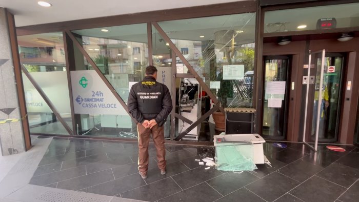 salerno tentata spaccata alla banca campania centro ladri messi in fuga