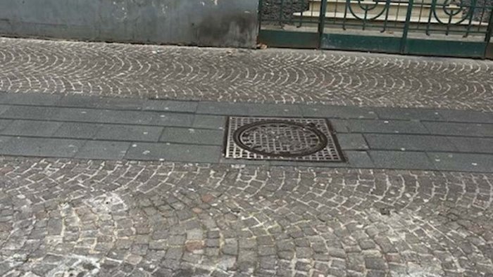 vomero via luca giordano poche le panchine installate