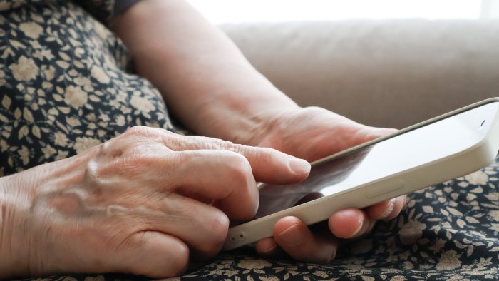 occhio le clonano la carta truffata di 4mila euro un cazzotto poi le minacce