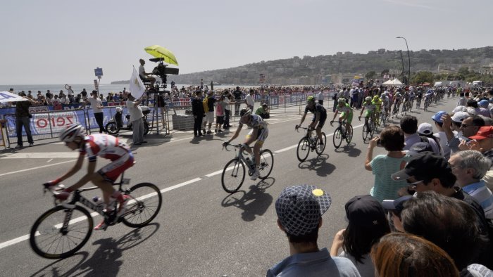 giro d italia tappa napoli con omaggio a bagnoli e all america s cup