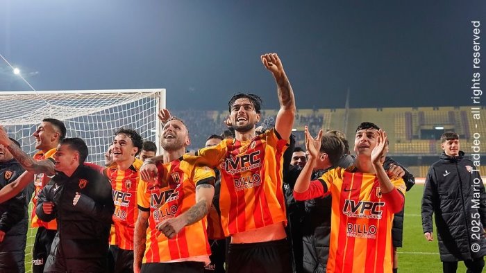 benevento manita alla salernitana le foto del trionfo giallorosso