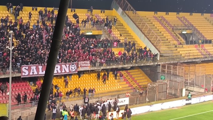 salernitana gli ultras alzano la voce squadra sotto il settore ospiti