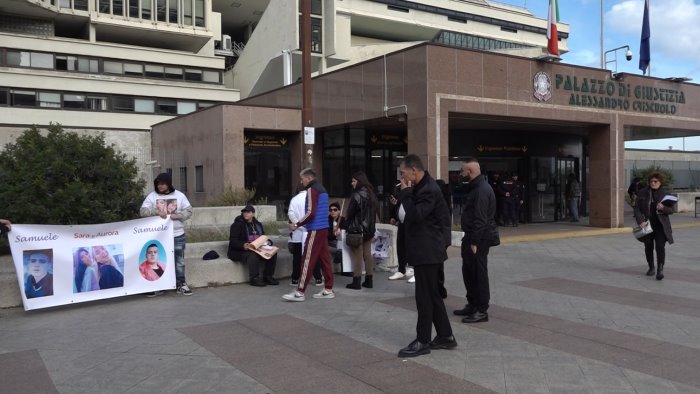 strage ercolano 17 anni ai datori di lavoro caos e rabbia in aula