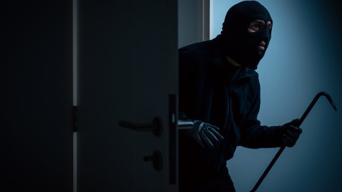 ladri scoperti dalla polizia scappano nei terreni recuperata refurtiva