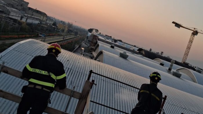 angri fiamme nello stabilimento la doria ferito un operaio