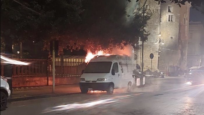 furgone in fiamme in pieno centro a benevento foto