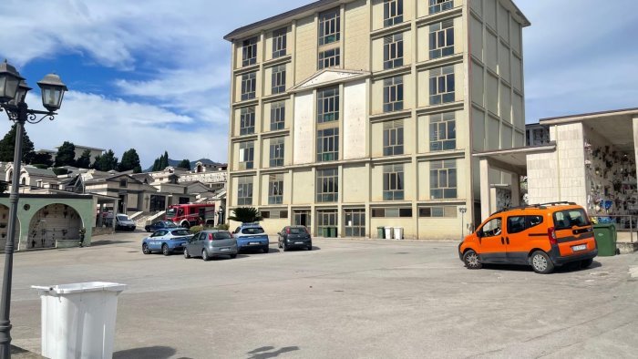 avellino donna si lancia dal terzo piano del palazzo montevergine al cimitero