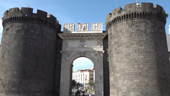 protesta a napoli porta capuana al buio fate presto