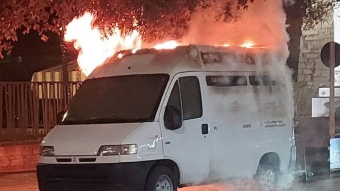 furgone in fiamme la solidarieta del sindaco mastella diamo una mano