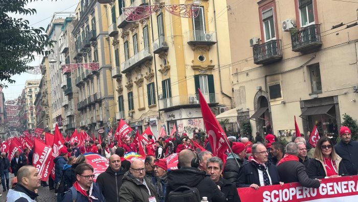 napoli in diecimila in piazza con la cgil per lo sciopero generale