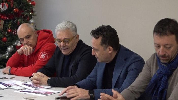 padri separati disoccupati e famiglie monoreddito sempre piu poveri alla mensa