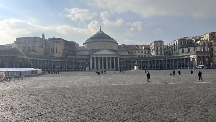 turisti a napoli tra arte cultura e cibo la pizza conquista tutti