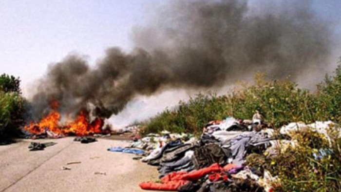 terra dei fuochi sversa liquidi pericolosi nei campi denunciato