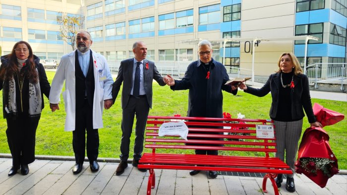 violenza di genere ecco la panchina rossa all ospedale del mare