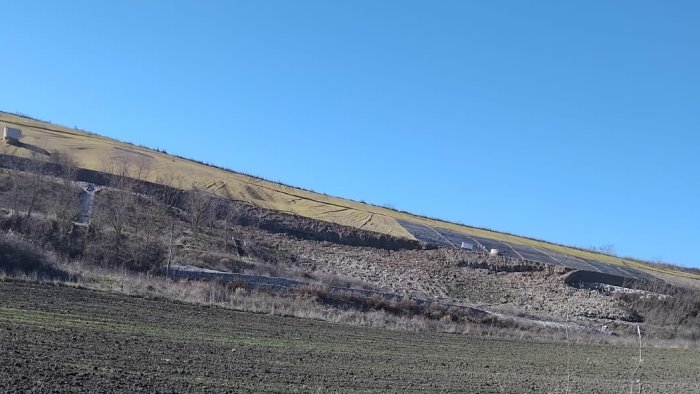 ariano cede una sponda laterale della discarica di difesa grande