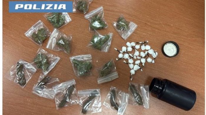 sorpreso a cedere droga all interno di una baracca arrestato dalla polizia