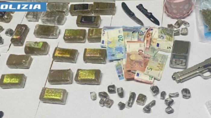 nola nasconde in casa oltre 2 kg di droga arrestato