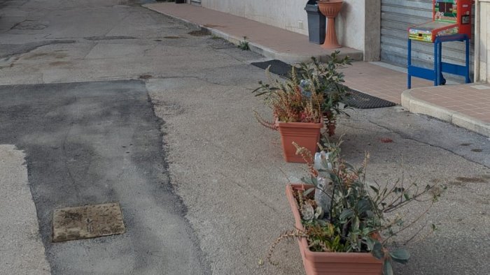 fogne non funzionanti residenti di via don alfonso del grosso provvedono da se