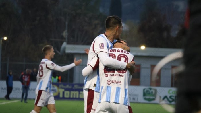 salernitana vittoria scacciacrisi all intervallo volti tesi poi la gioia