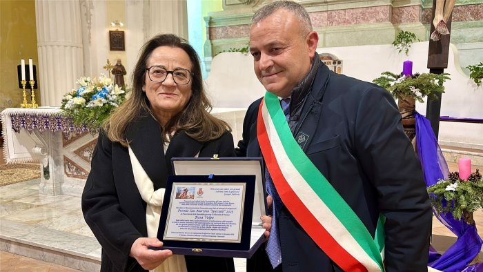 giffoni sei casali rende omaggio alla procuratrice rosa volpe