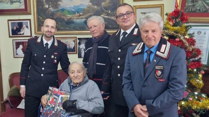 montemiletto consegnato il calendario dei carabinieri a zio pietro