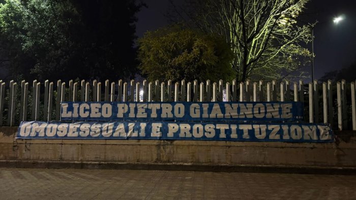 striscione offensivo contro il liceo giannone la condanna del sindaco mastella